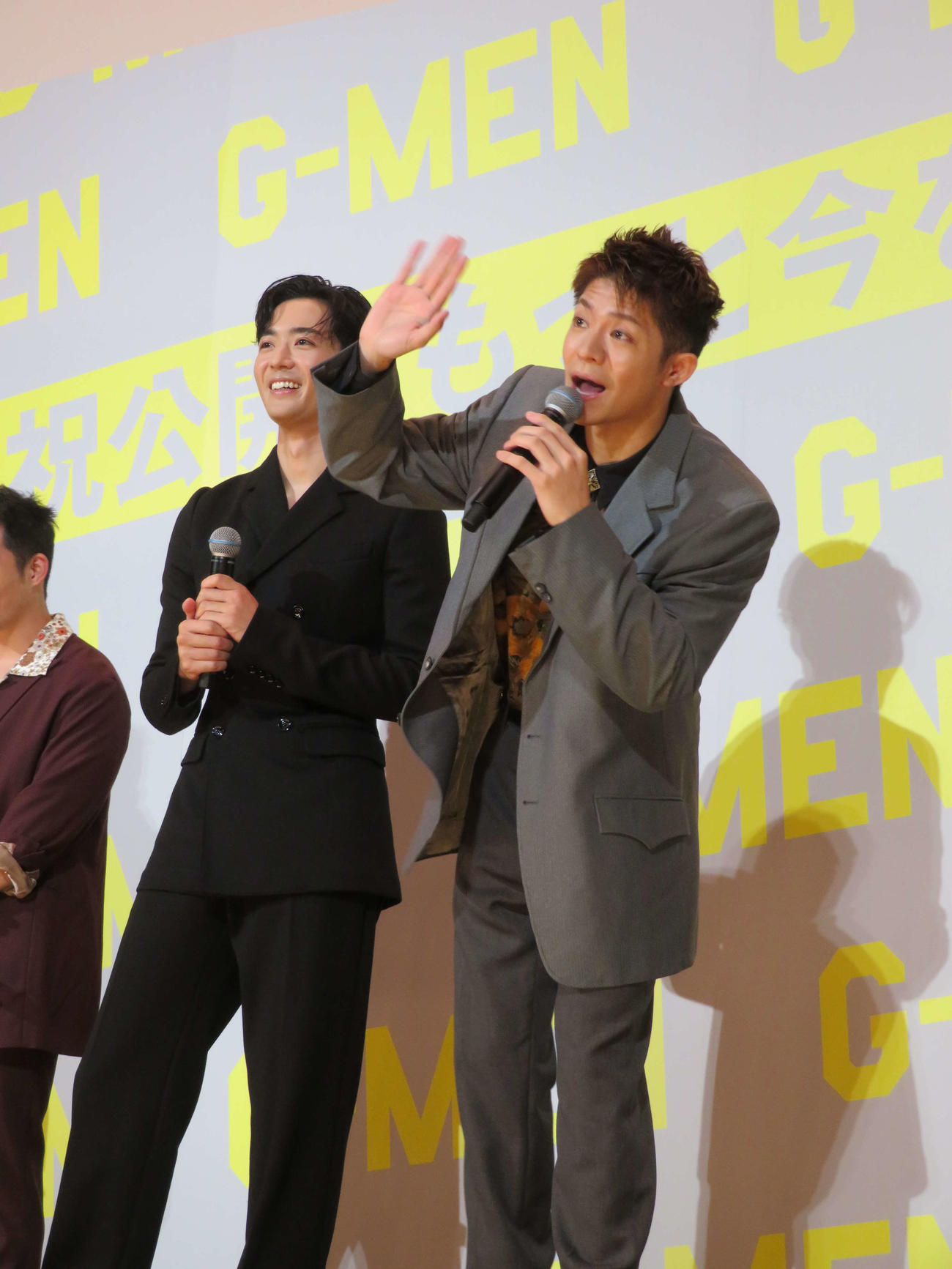 映画「Gメン」公開記念舞台あいさつで客席に手を振る岸優太（中央）と竜星涼（撮影・村上幸将）