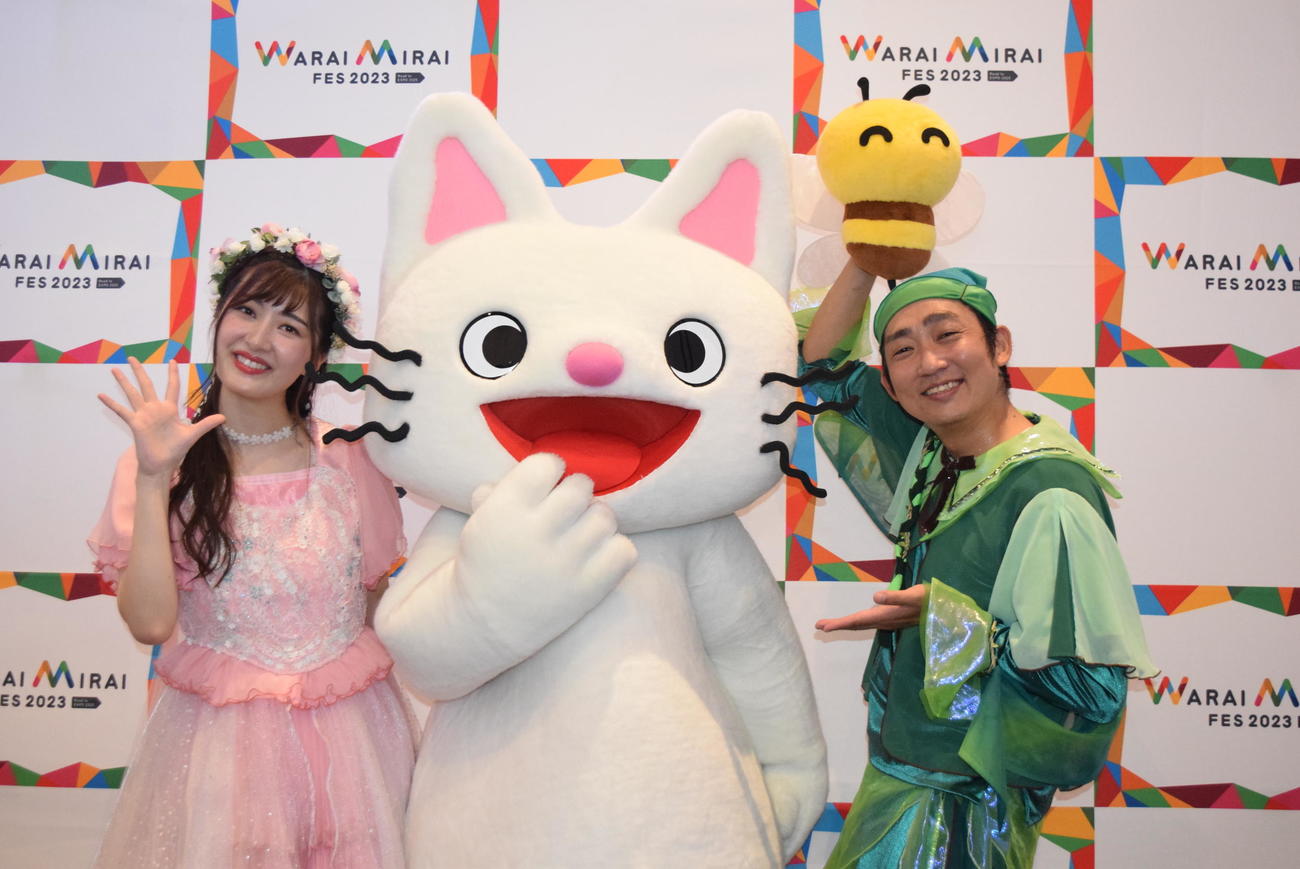参加型ミュージカル「ノンタンのハッピーコンサート『ノンタンのワクワクピクニック』」に出演した（左から）のだこころ、ノンタン、NON STYLE石田明（撮影・阪口孝志）