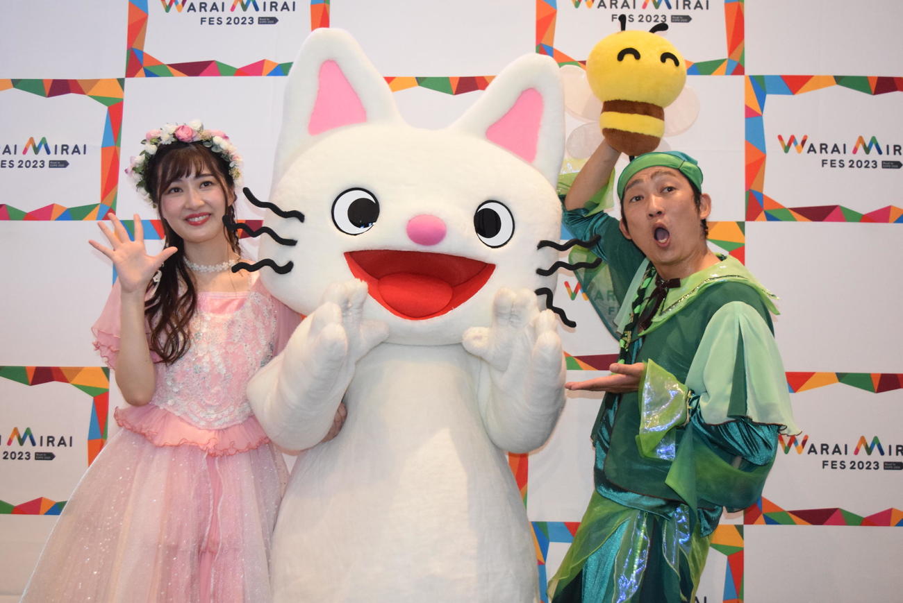 参加型ミュージカル「ノンタンのハッピーコンサート『ノンタンのワクワクピクニック』」に出演した（左から）のだこころ、ノンタン、NON STYLE石田明（撮影・阪口孝志）