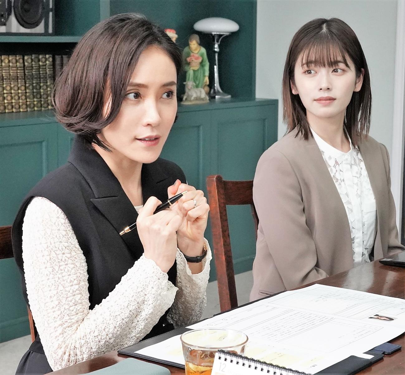 「転職の魔王様」に出演する山口紗弥加（左）、小芝風花（C）カンテレ