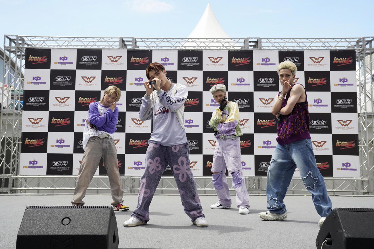 メジャーデビューイベントでパフォーマンスを披露したWOLF HOWL HARMONY