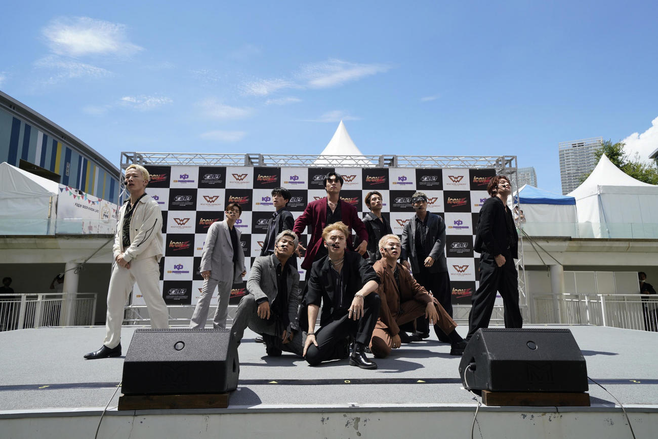 メジャーデビューイベントでパフォーマンスを披露したTHE JET BOY BANGERZ