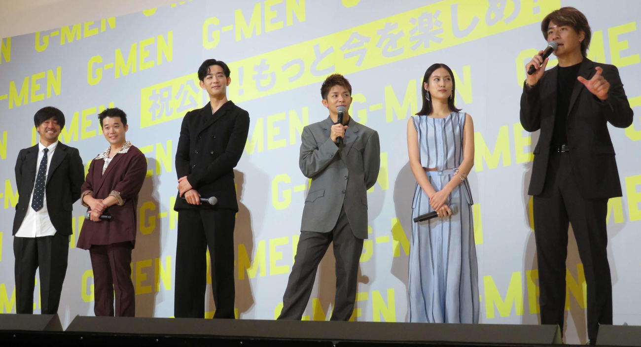 映画「Gメン」公開記念舞台あいさつに登壇した、左から瑠東東一郎監督、矢本悠馬、竜星涼、岸優太、恒松祐里、SixTONES森本慎太郎（撮影・村上幸将）