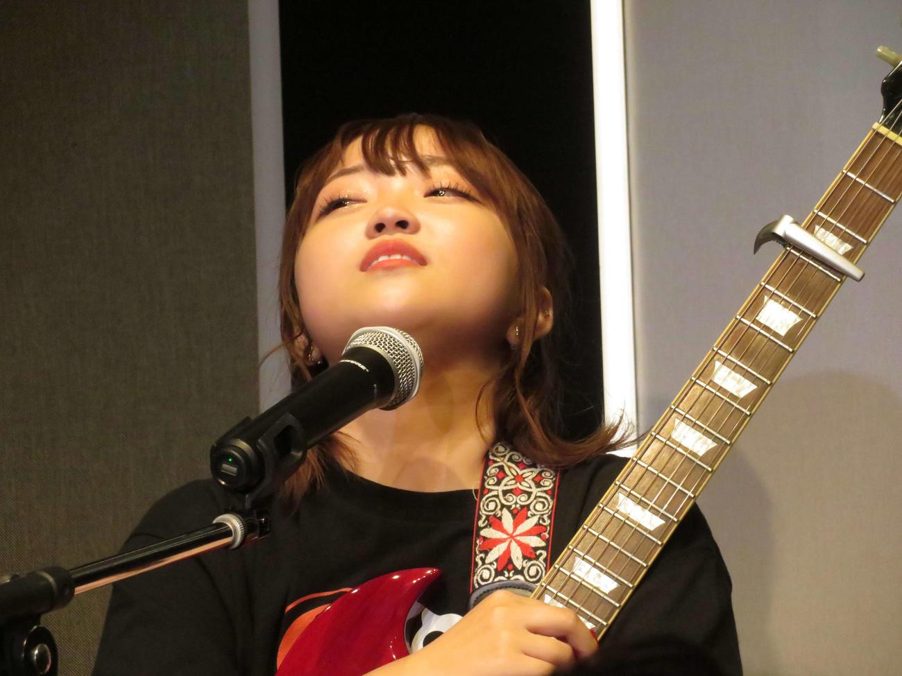 「舞乃空　ライブミーティング」で「うたかた」をエレキギターの弾き語りで初披露した後、上を向いて涙をこらえる舞乃空（撮影・村上幸将）