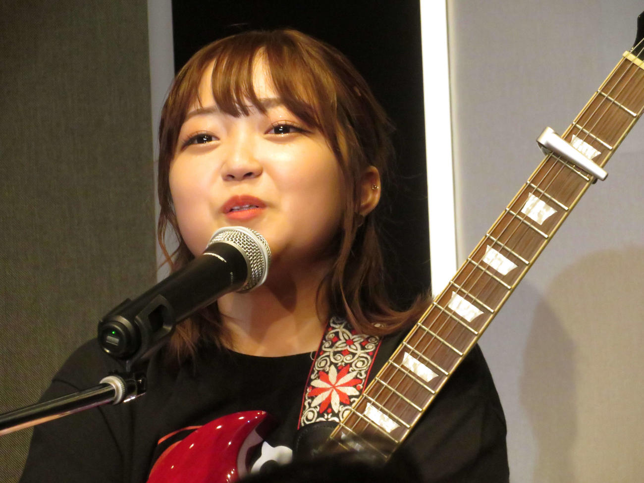 「舞乃空　ライブミーティング」で「うたかた」をエレキギターの弾き語りで初披露した後、涙ぐむ舞乃空（撮影・村上幸将）
