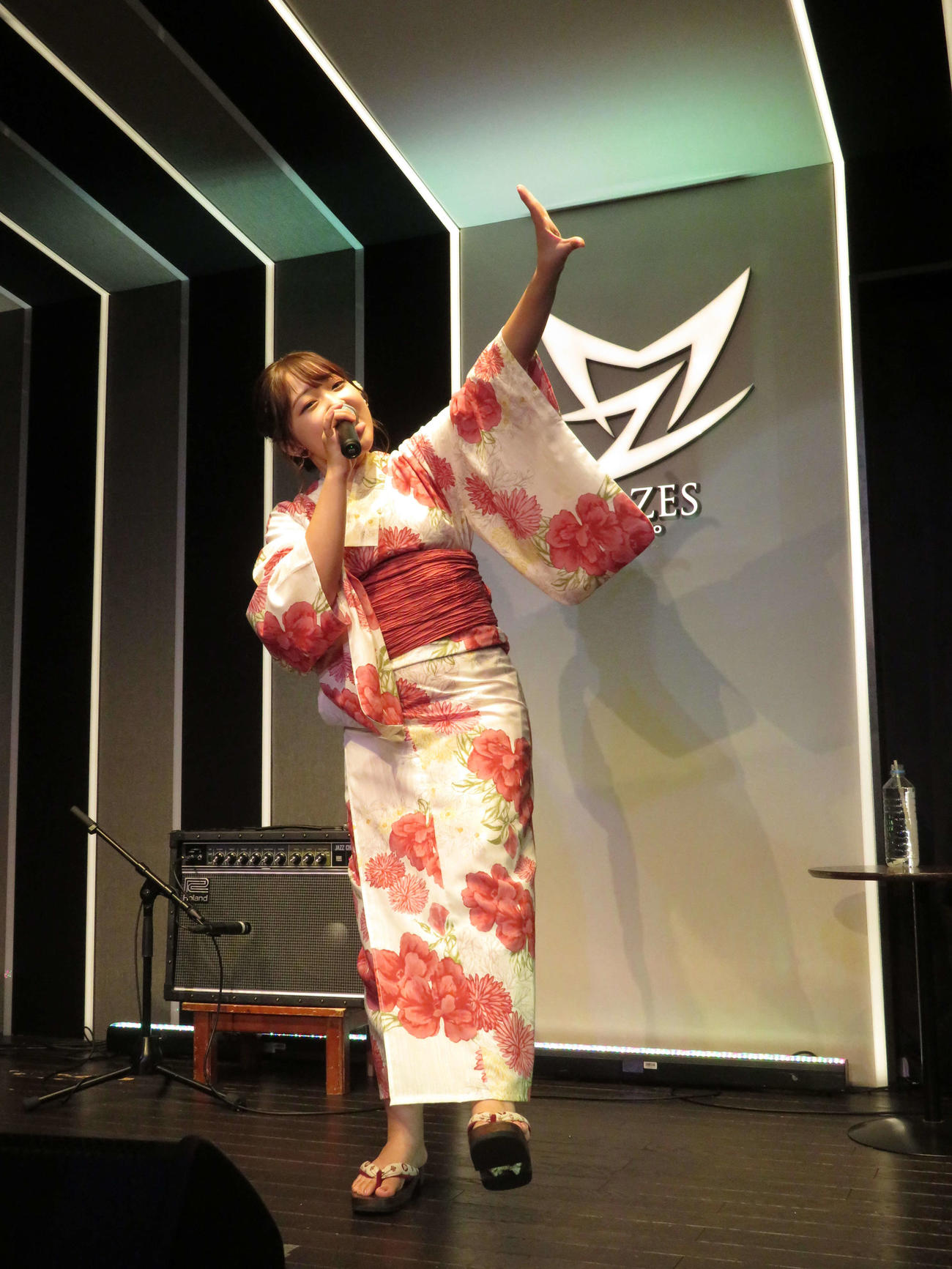 「舞乃空　ライブミーティング」で大先輩・松田聖子の「夏の扉」を歌う舞乃空（撮影・村上幸将）
