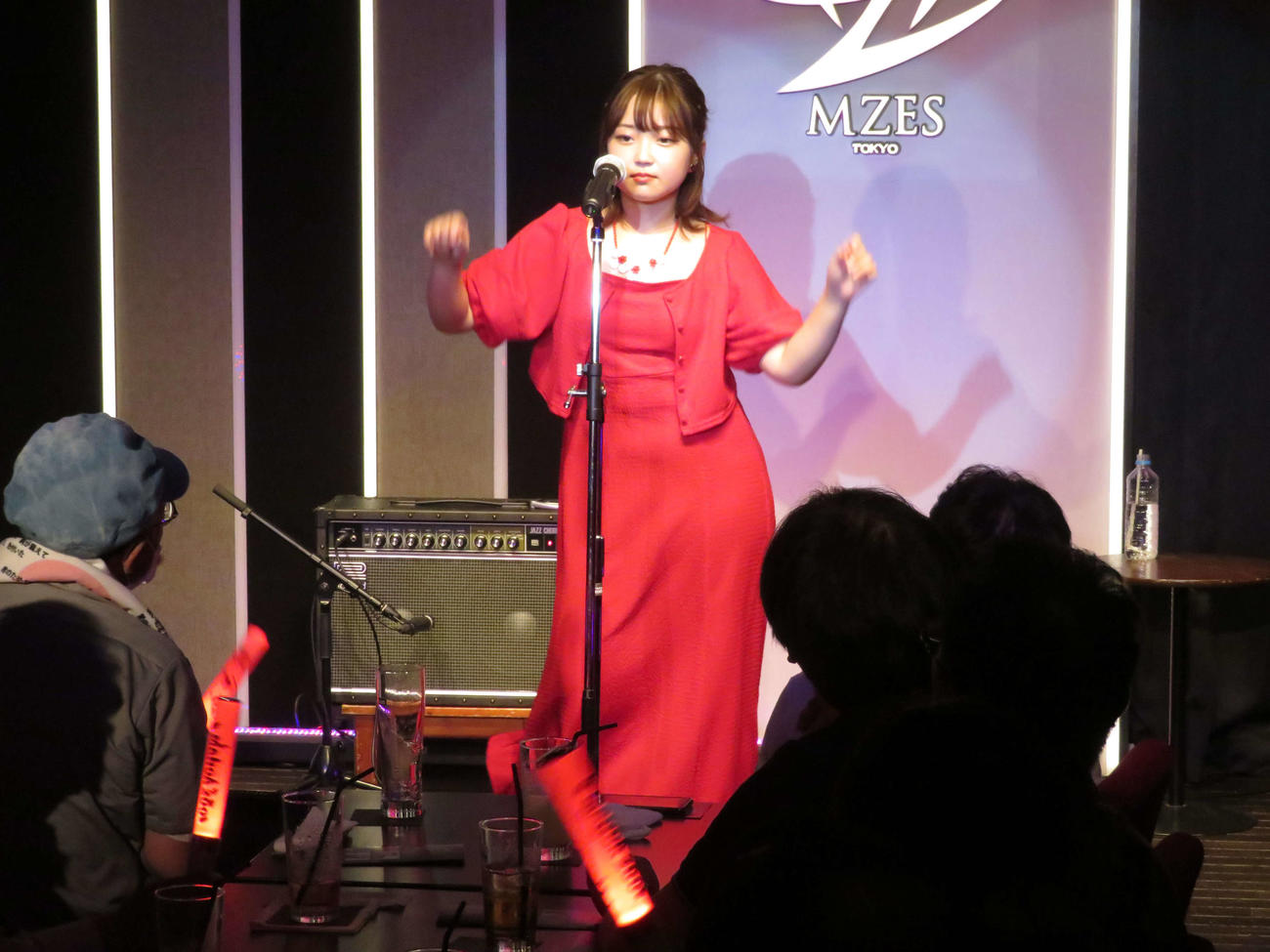 「舞乃空　ライブミーティング」で「残酷な天使のテーゼ」を歌う舞乃空（撮影・村上幸将）
