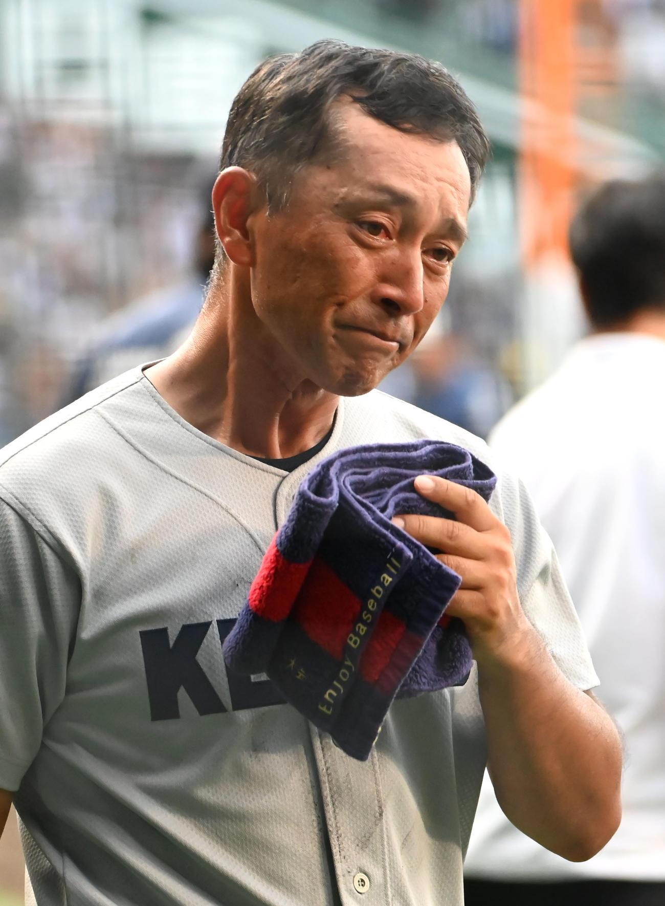 仙台育英に勝利し涙を流す慶応の森林監督（2023年8月13日撮影）