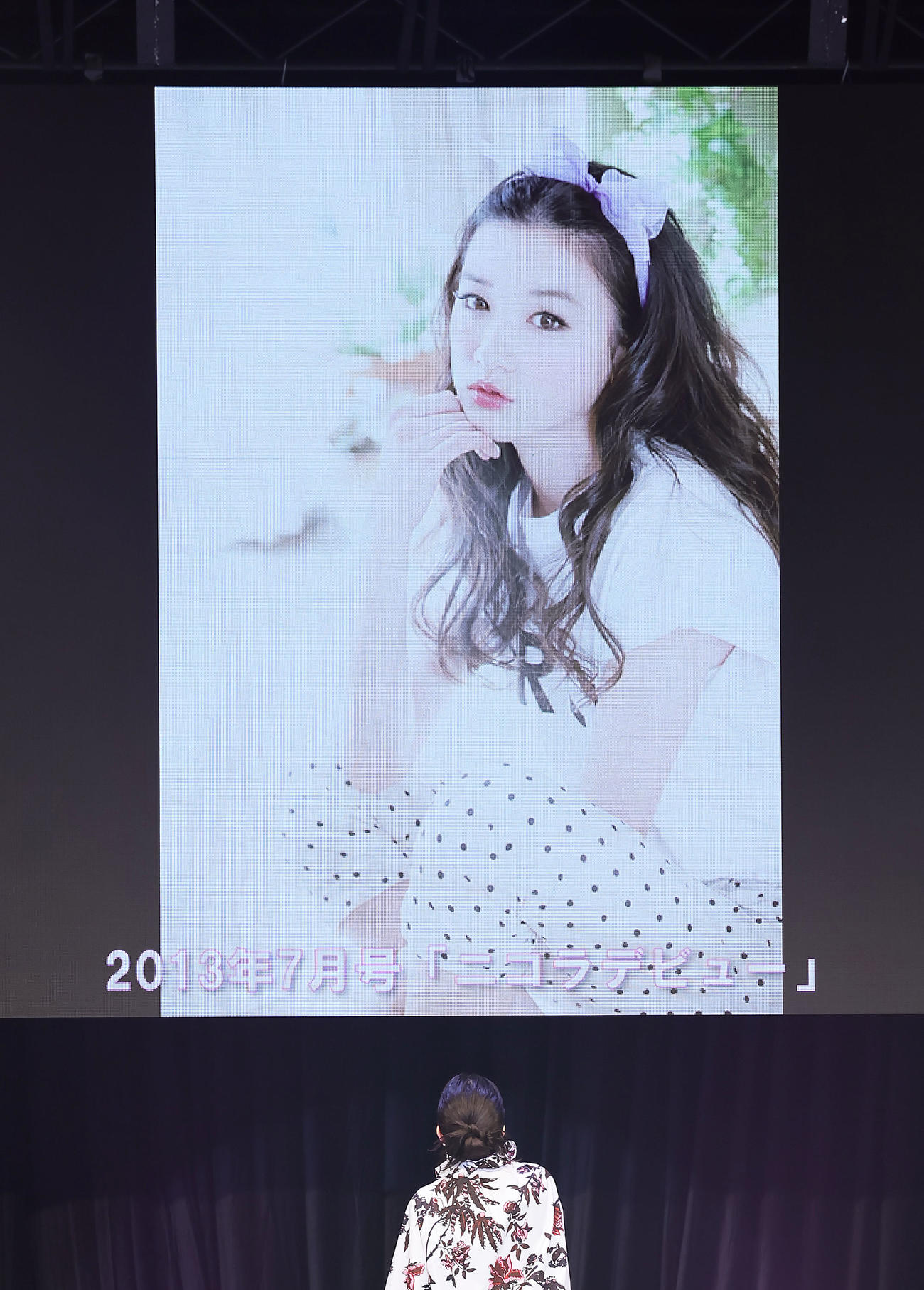 ニコラデビュー当時の写真を見つめる永野芽郁（撮影・足立雅史）