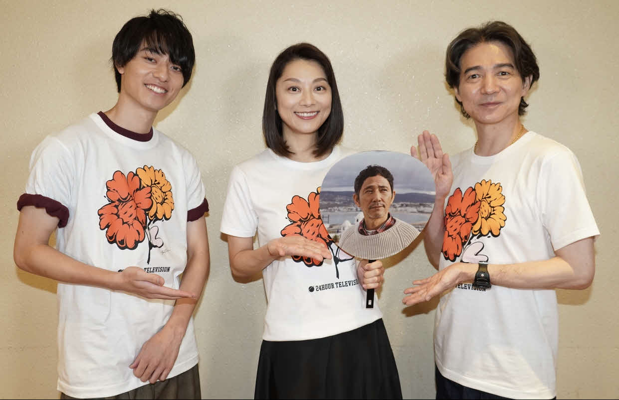 日本テレビ系連続ドラマ「コタツがない家」に出演する、左から作間龍斗、小池栄子、吉岡秀隆