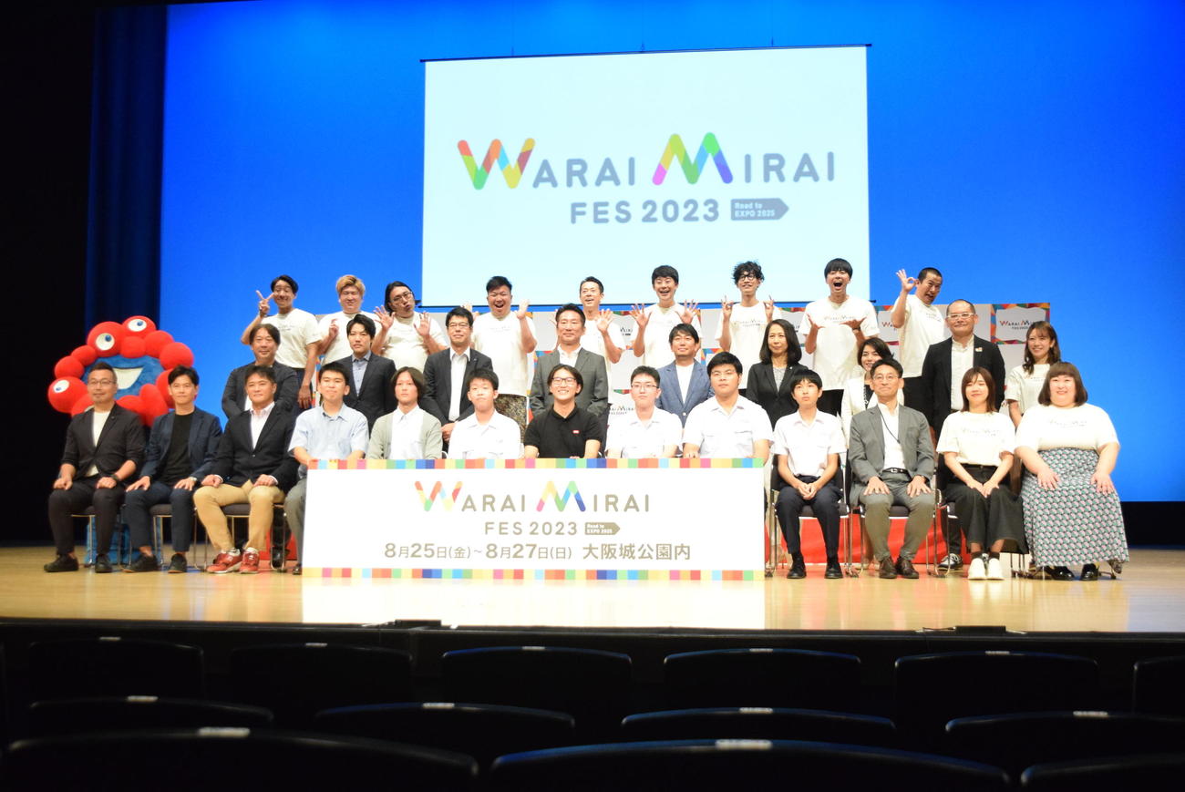 灘高生を絶賛した3時のヒロインの福田麻貴(前列右から2人目)（撮影・阪口孝志）