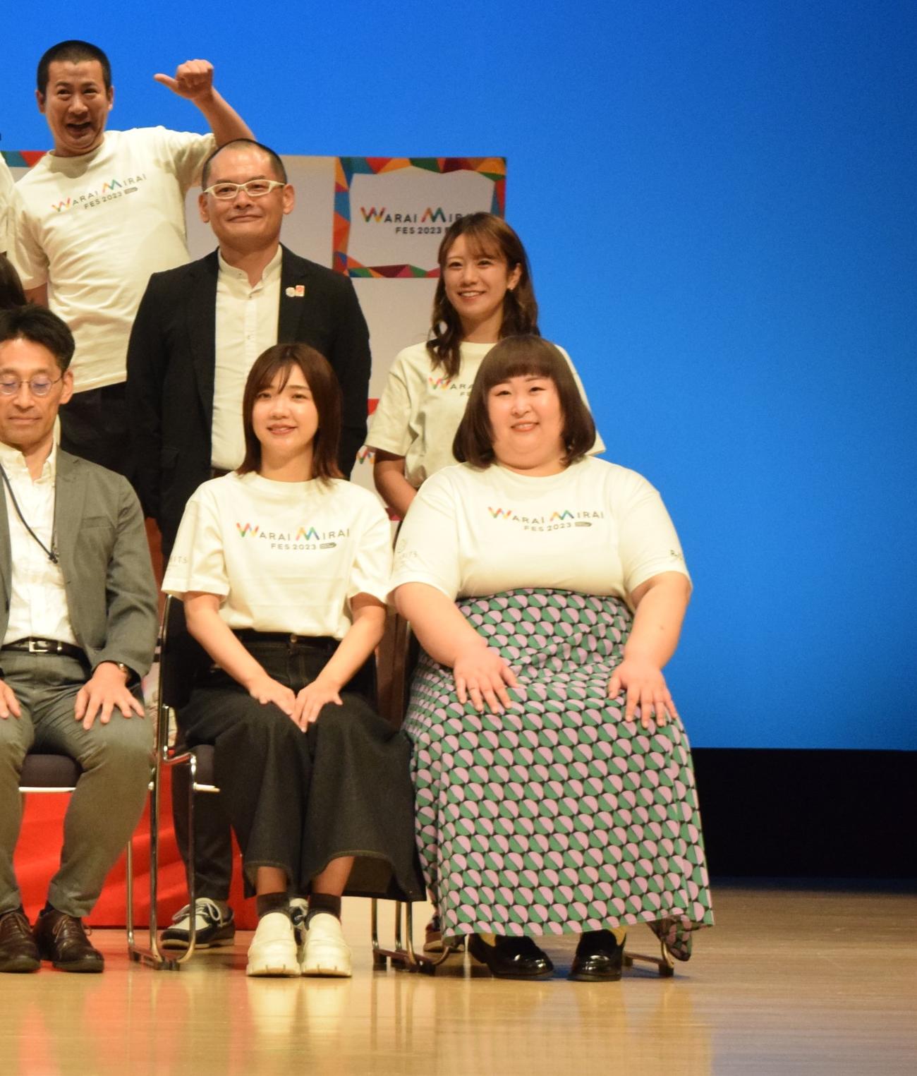 灘高生を絶賛した3時のヒロインの福田麻貴(前列左から2人目)（撮影・阪口孝志）