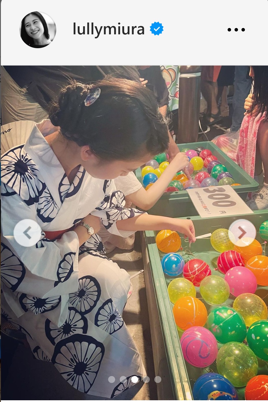 祭りを楽しむ三浦瑠麗氏（三浦瑠麗氏のインスタグラムから）