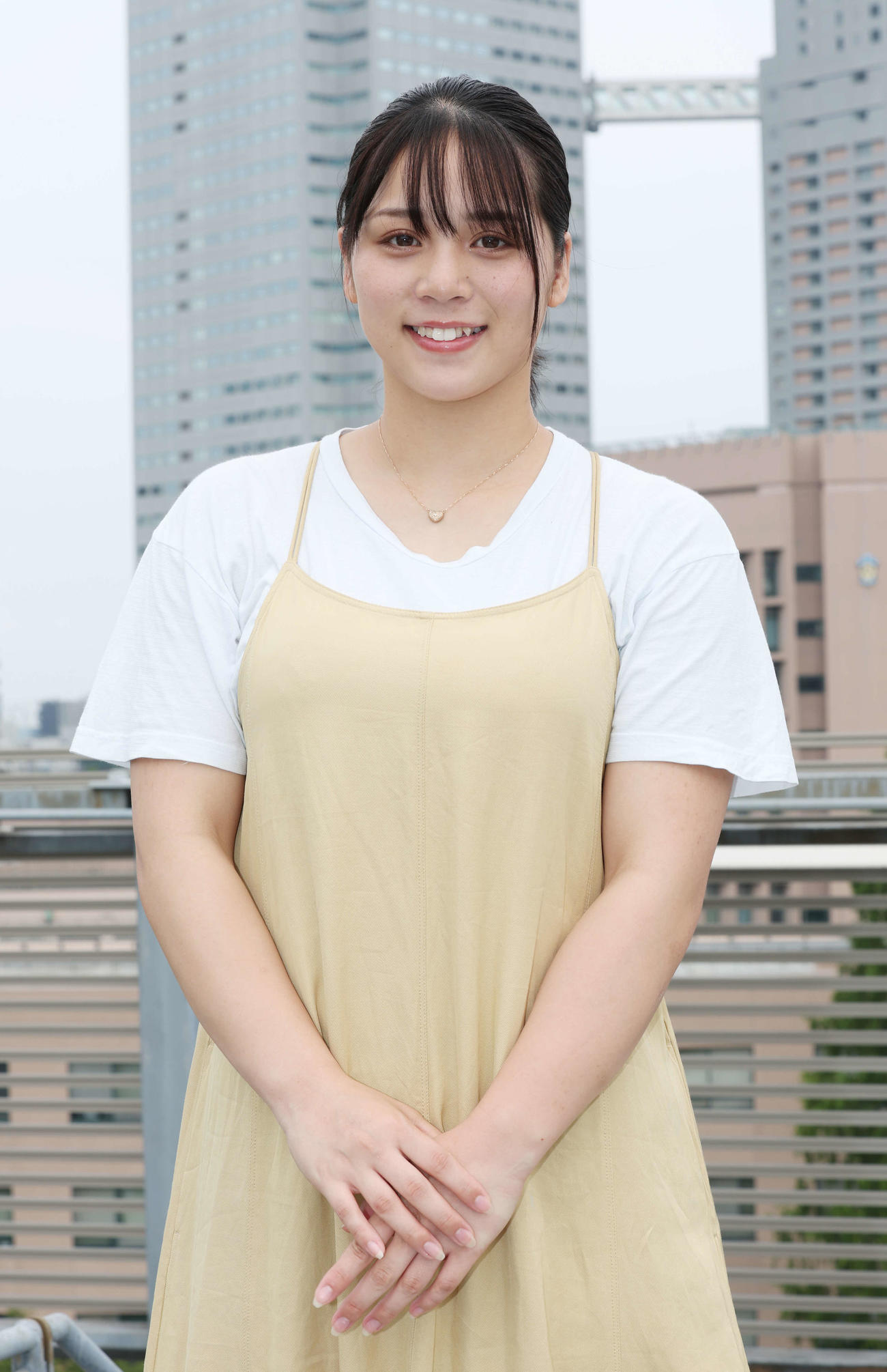 女子大生になり落ち着いた笑顔を見せる山岡雅弥（撮影・宮地輝）