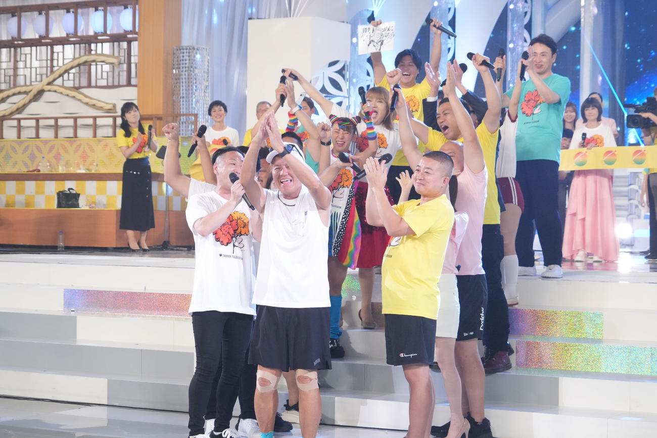 24時間テレビのチャリティーランナーで102.3キロを走りきり、出演者に迎えられるヒロミ（C）NTV
