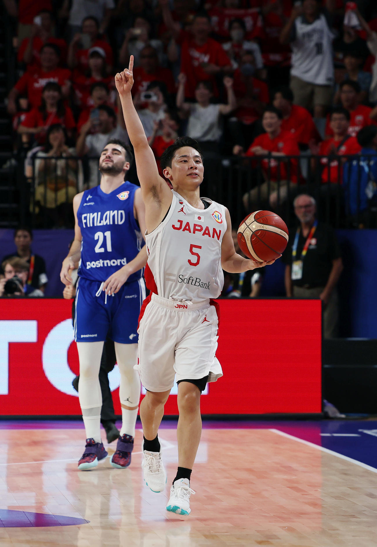 日本対フィンランド　フィンランドに勝利し、指を突き上げる河村（撮影・前田充）