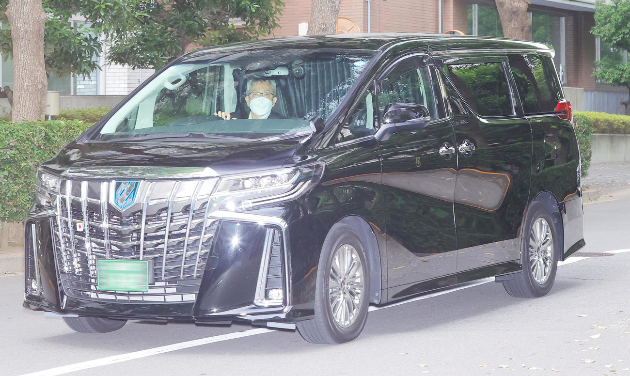 東京地裁に入る永山絢斗容疑者を乗せたとみられる車。一部加工（撮影・野上伸悟）