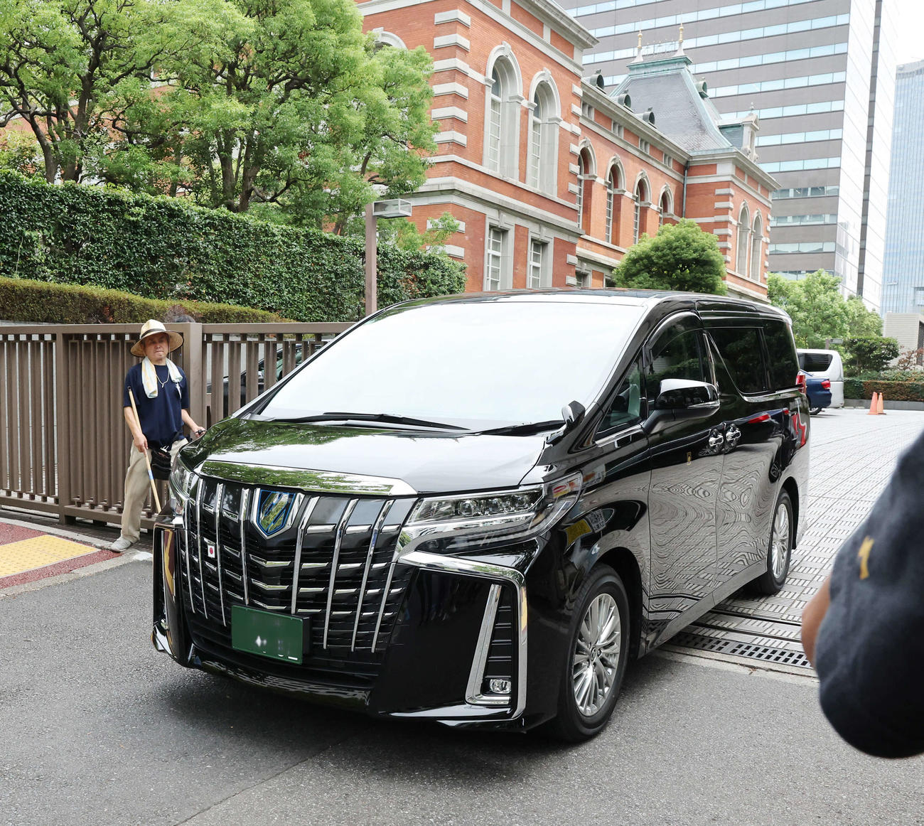 東京地裁を出る永山絢斗被告を乗せたとみられる車。一部加工（撮影・野上伸悟）