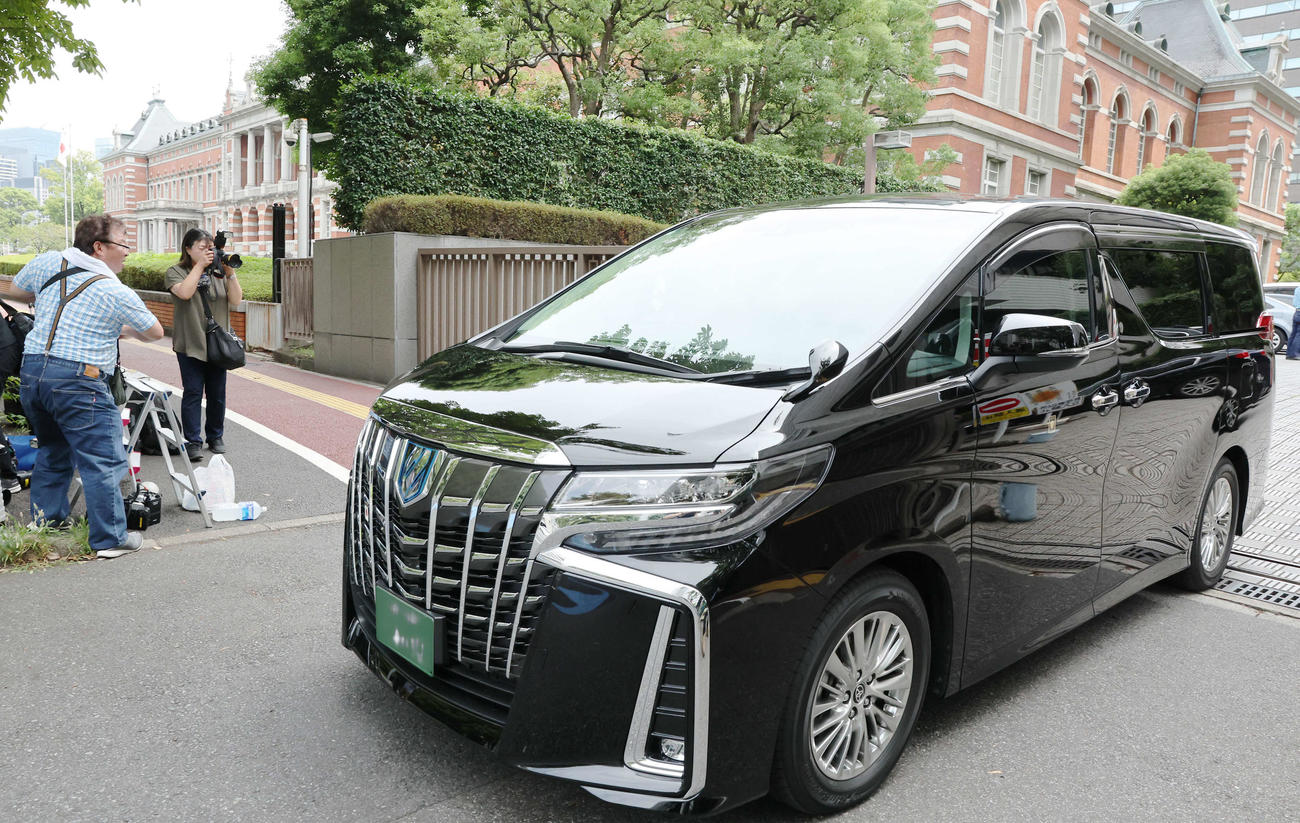 東京地裁を出る永山絢斗被告を乗せたとみられる車。一部加工（撮影・野上伸悟）