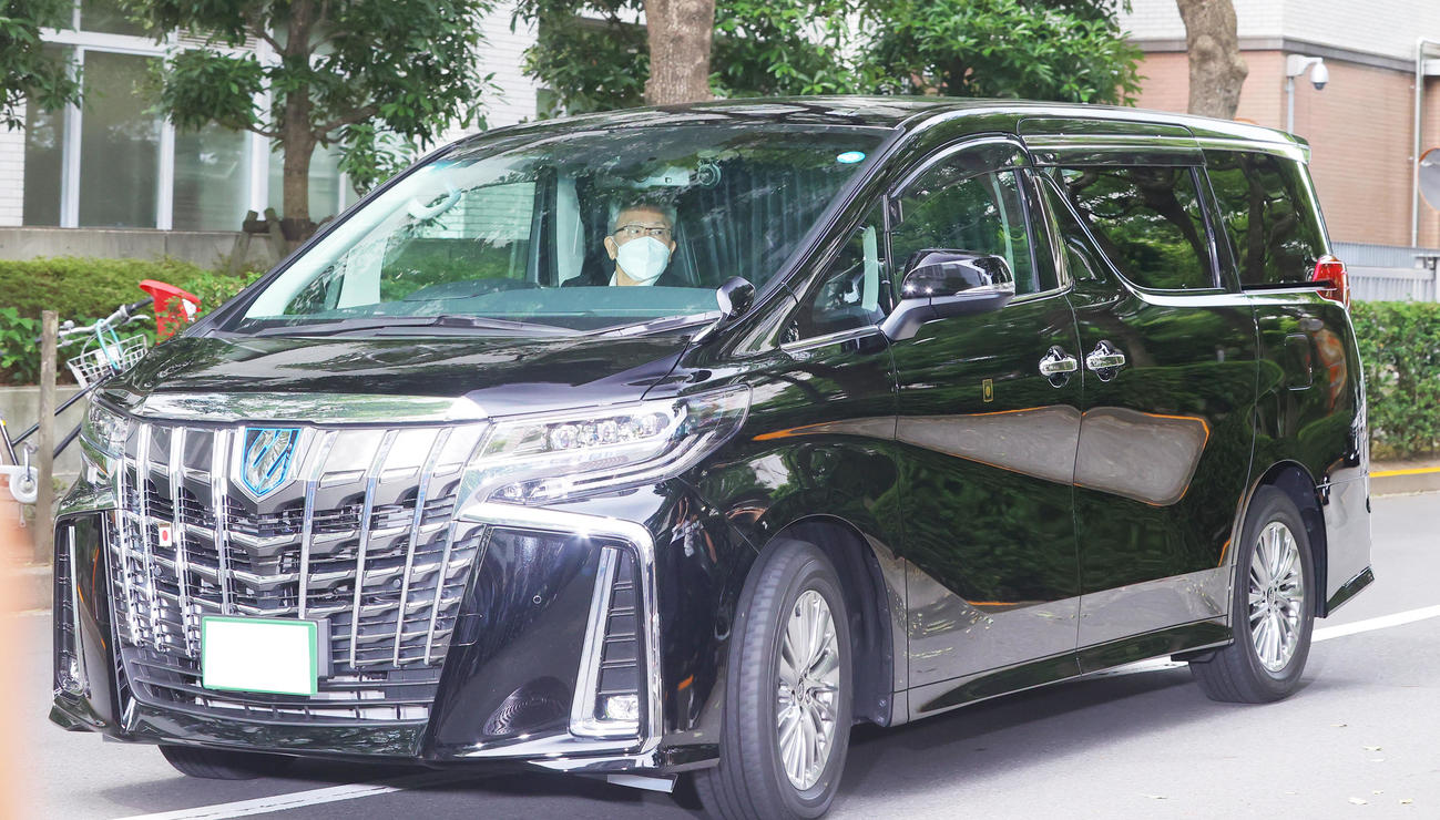 東京地裁に入る永山絢斗被告を乗せたとみられる車。一部加工（撮影・野上伸悟）