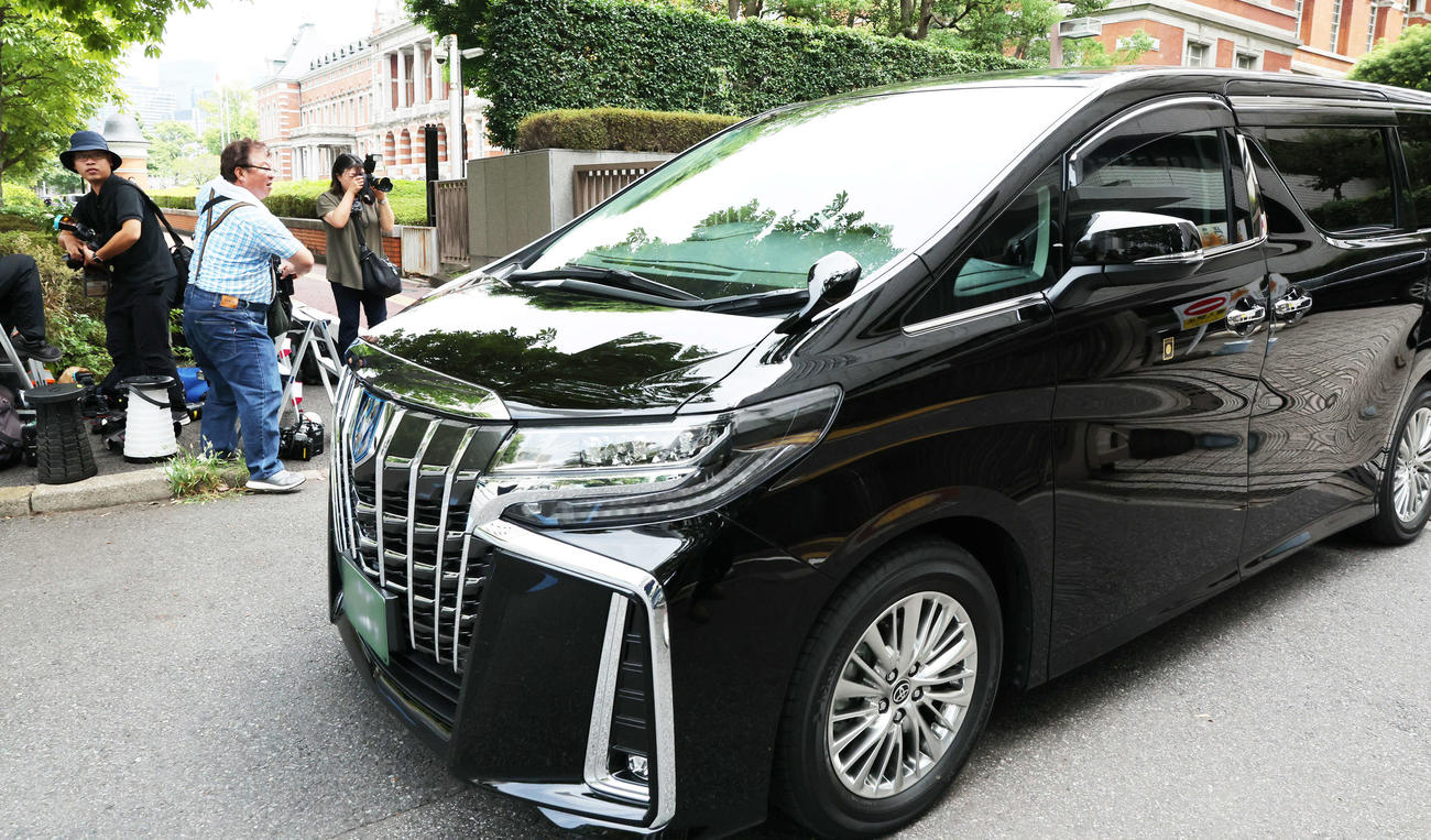 東京地裁を出る永山絢斗被告を乗せたとみられる車。一部加工（撮影・野上伸悟）
