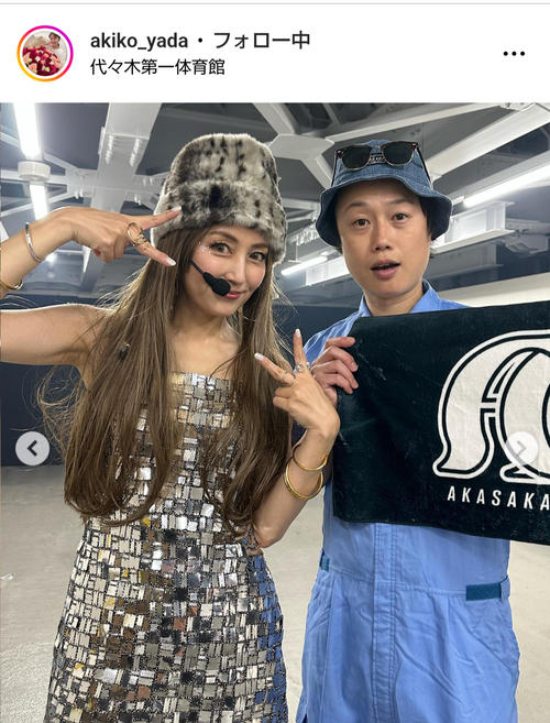 矢田亜希子、ミニスカブーツ＆カラコンで「平成初期ギャル」姿に