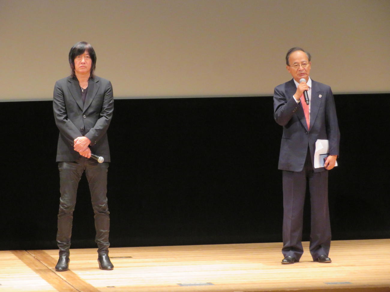 千葉県誕生150周年記念事業「百年後芸術祭」企画発表会に登壇した小林武史氏（左）と北川フラム氏（撮影・村上幸将）