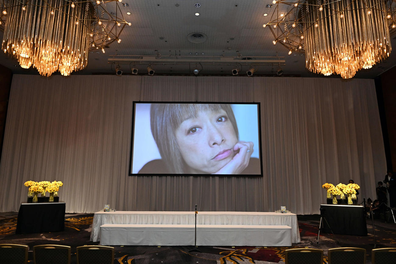 「夏まゆみ　魂に出会う会」で設置された献花台（撮影・たえ見朱実）