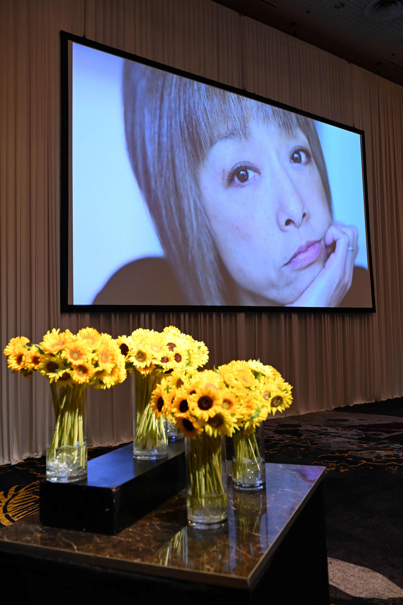 「夏まゆみ　魂に出会う会」で設置された献花台の周りにはひまわりの花があしらわれた（撮影・たえ見朱実）