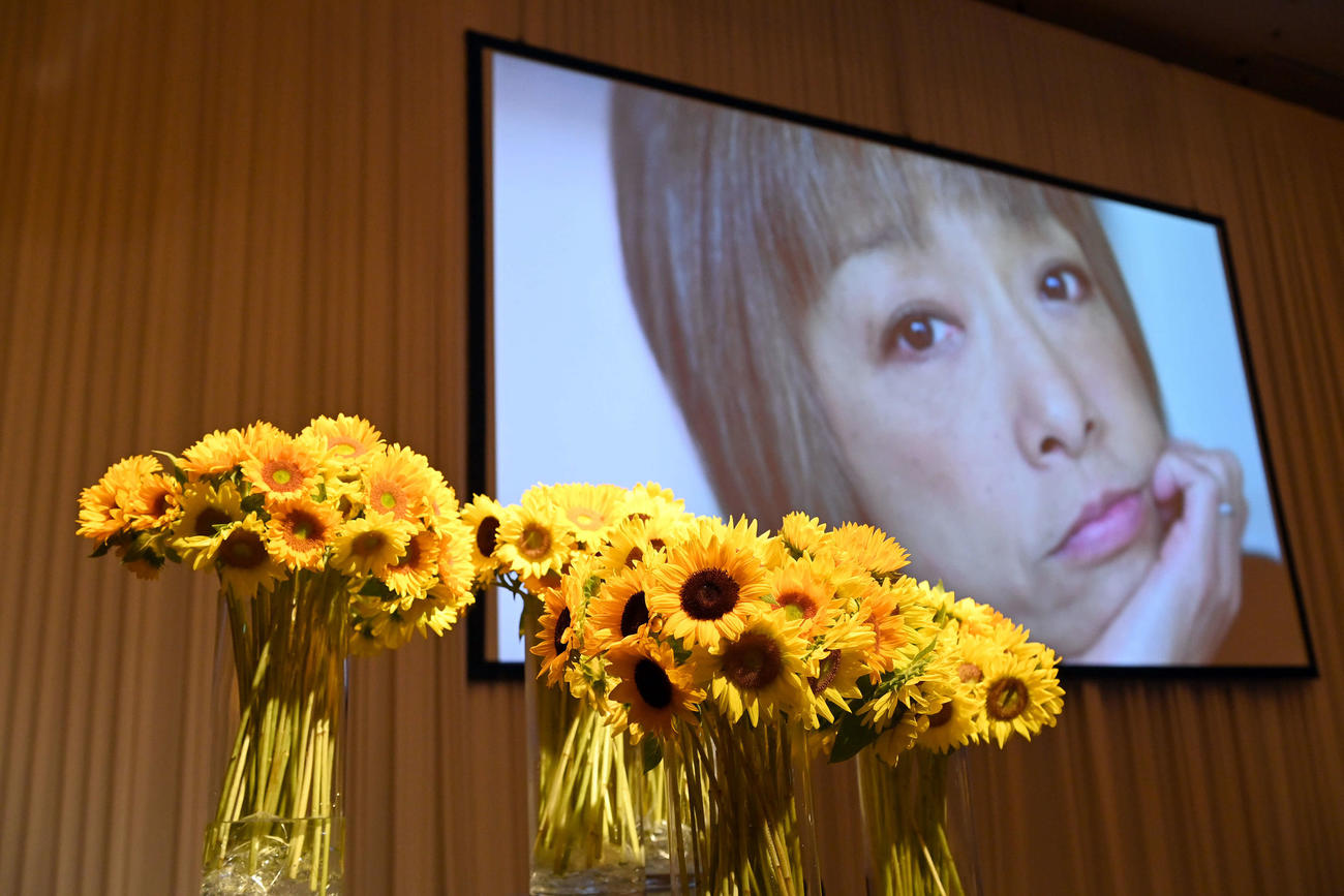 「夏まゆみ　魂に出会う会」で設置された献花台の周りにはひまわりの花があしらわれた（撮影・たえ見朱実）