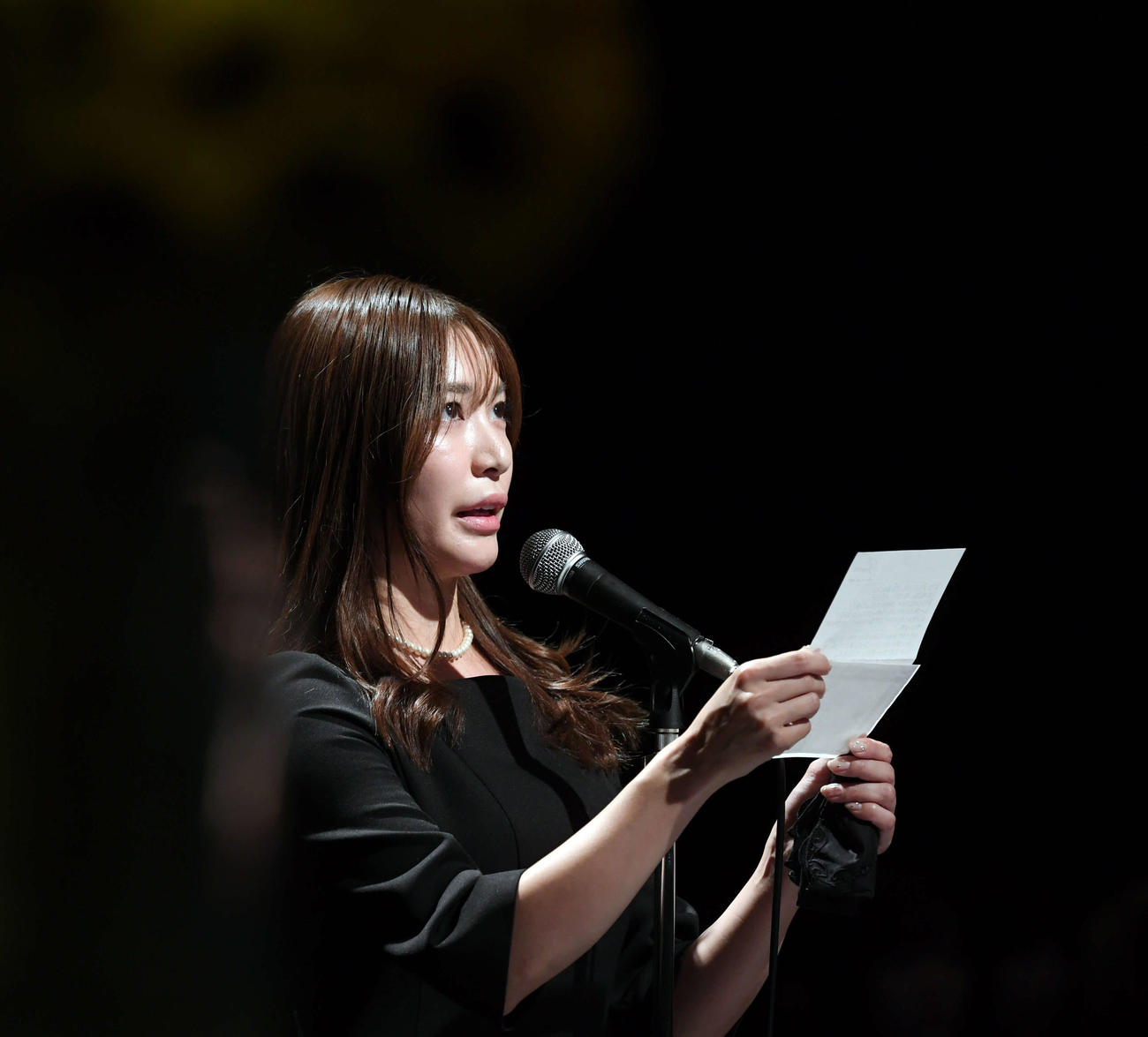 「夏まゆみ　魂に出会う会」に参列し涙ながらにあいさつをする大島麻衣（撮影・たえ見朱実）