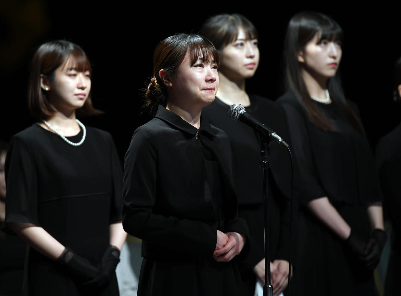 「夏まゆみ　魂に出会う会」に参列し涙ながらにあいさつをする石田亜佑美（撮影・たえ見朱実）
