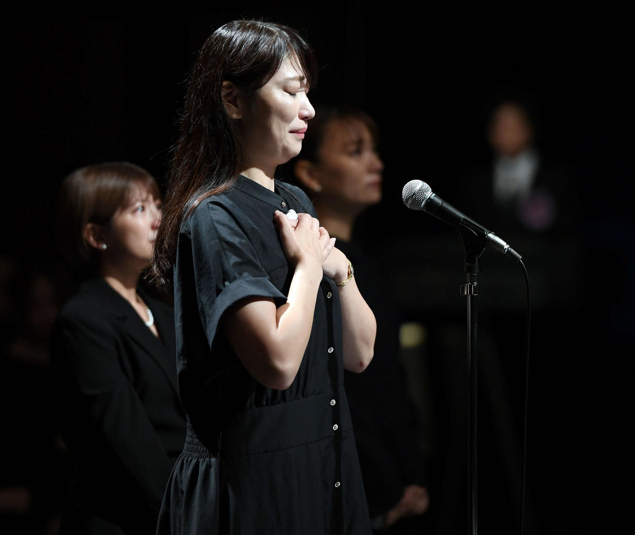 「夏まゆみ　魂に出会う会」に参列し涙を浮かべる飯田圭織（撮影・たえ見朱実）