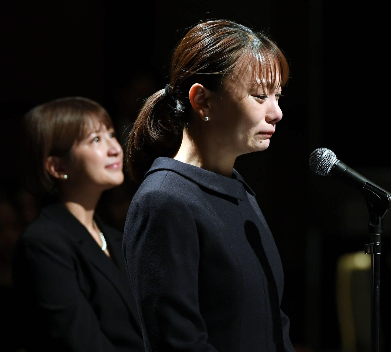「夏まゆみ　魂に出会う会」に参列し涙ながらにあいさつをする保田圭（撮影・たえ見朱実）