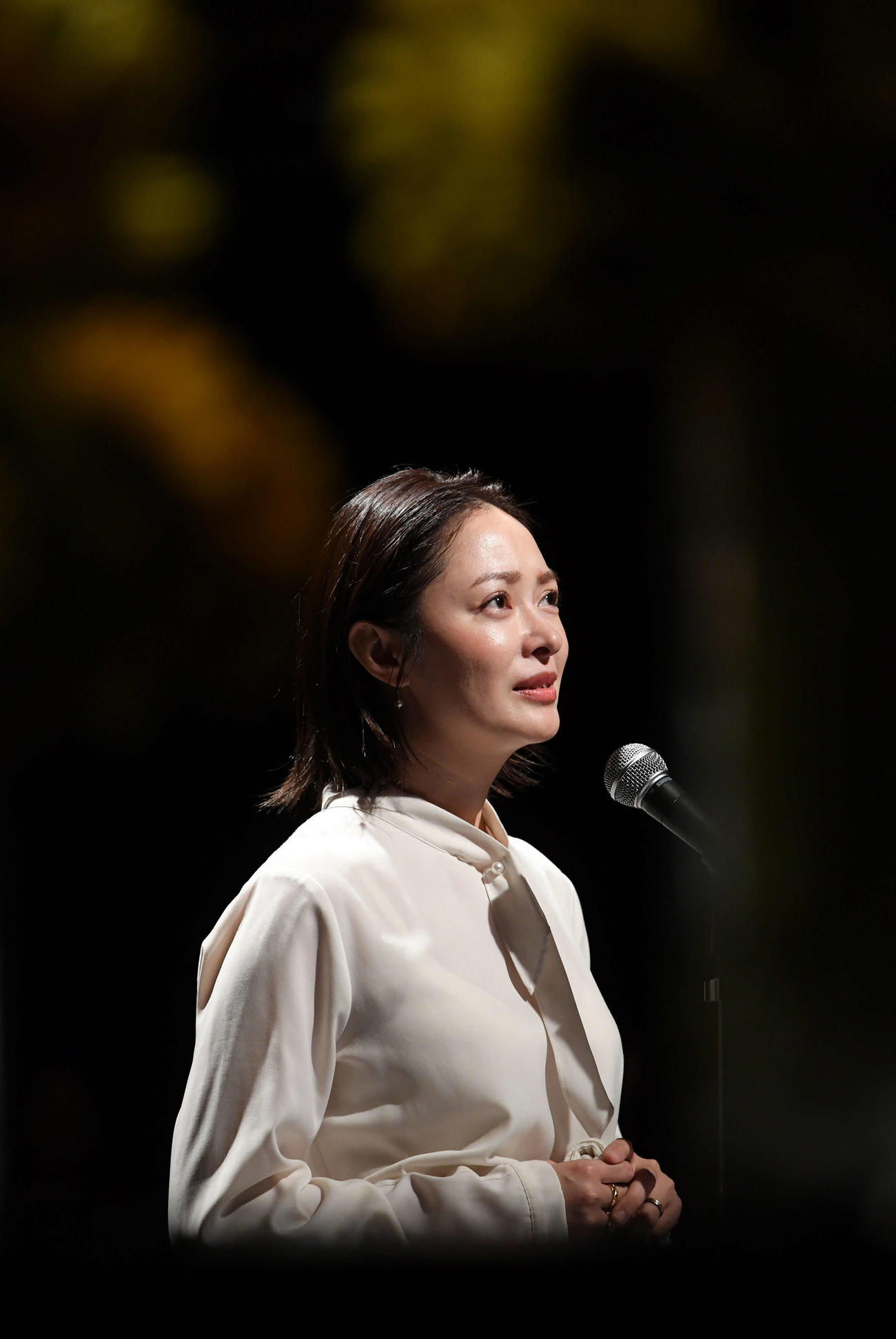 「夏まゆみ　魂に出会う会」に参列し涙ながらにあいさつをする市井紗耶香（撮影・たえ見朱実）