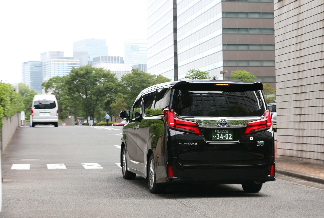 東京地裁に入る永山絢斗被告を乗せたとみられる車（撮影・宮地輝）