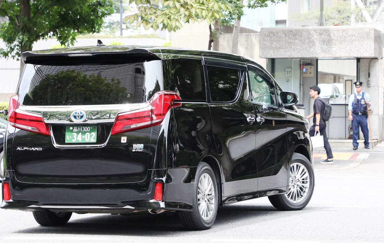 初公判を終え、東京地裁を出る永山絢斗被告を乗せたとみられる車（撮影・宮地輝）