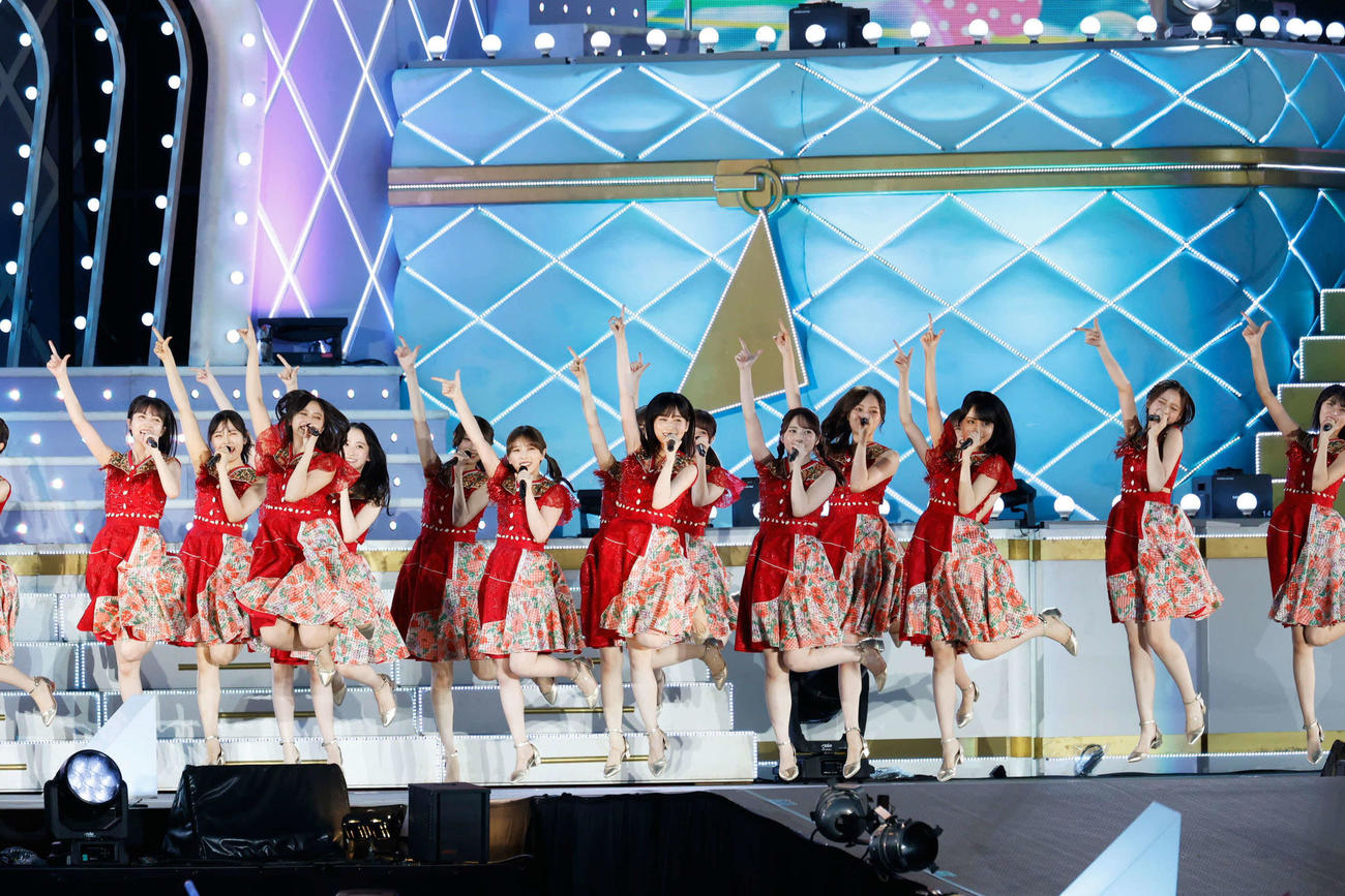 「真夏の全国ツアー2023」千秋楽でパフォーマンスする乃木坂46。中央は井上和