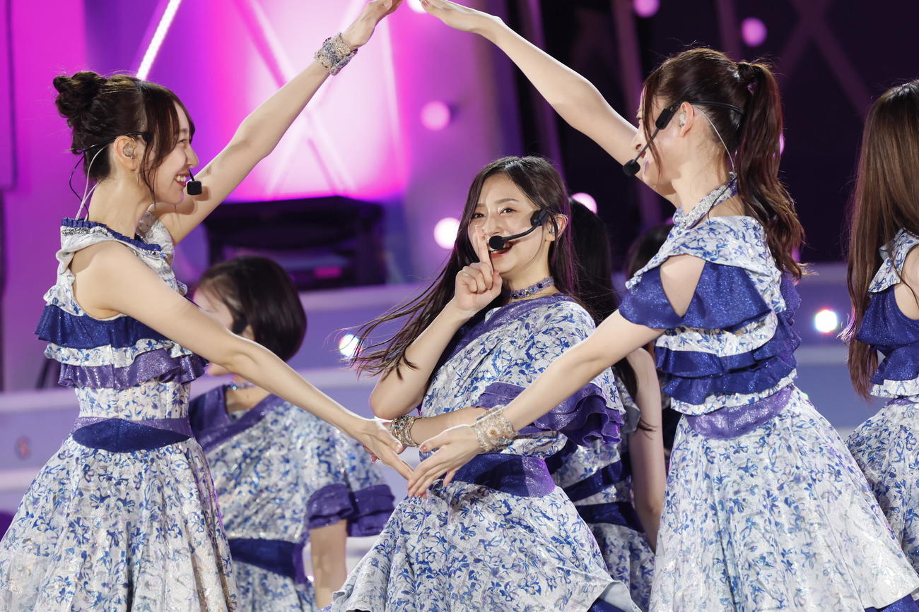 「真夏の全国ツアー2023」千秋楽でパフォーマンスする乃木坂46。中央は井上和