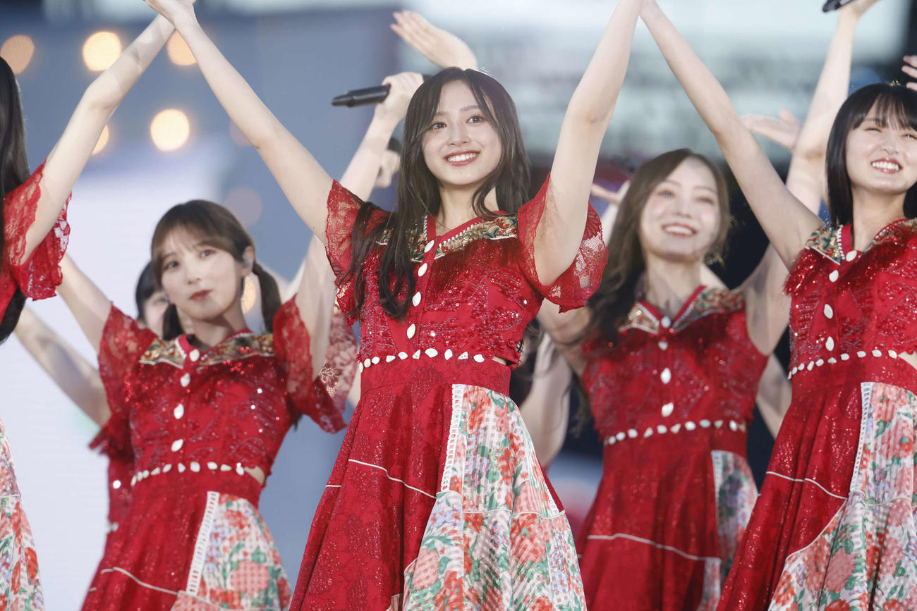「真夏の全国ツアー2023」千秋楽でパフォーマンスする乃木坂46。中央は井上和