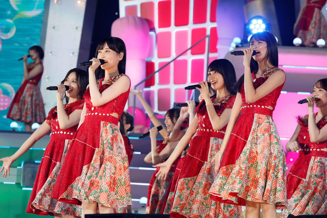 「真夏の全国ツアー2023」千秋楽でパフォーマンスする乃木坂46。前列左から山下美月、遠藤さくら