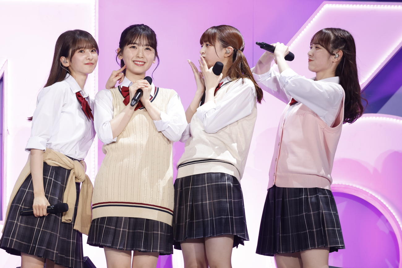 乃木坂46の「真夏の全国ツアー2023」千秋楽で「Am I Loving？」を披露する、左から菅原咲月、筒井あやめ、吉田綾乃クリスティー、田村真佑