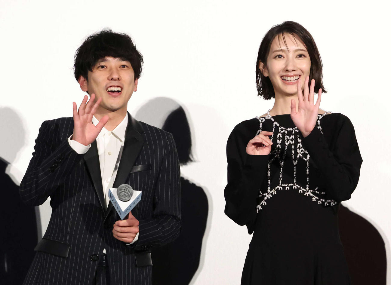 映画「アナログ」の舞台あいさつを終えて観客席に手を振って降壇する二宮和也（左）と波瑠（撮影・丹羽敏通）