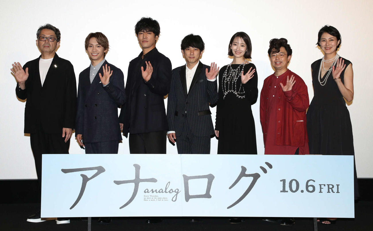 映画「アナログ」の舞台あいさつを終えて写真に納まる、左からタカハタ秀太監督、藤原丈一郎、桐谷健太、二宮和也、波瑠、浜野謙太、板谷由夏（撮影・丹羽敏通）