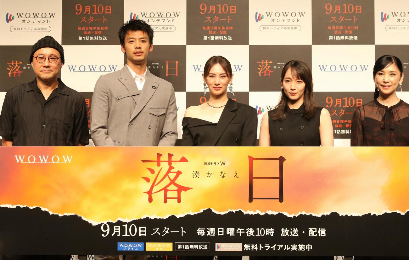 「連続ドラマW　湊かなえ『落日』」完成披露試写会に出席する、左から内田英治監督、竹内涼真、北川景子、吉岡里帆、黒木瞳