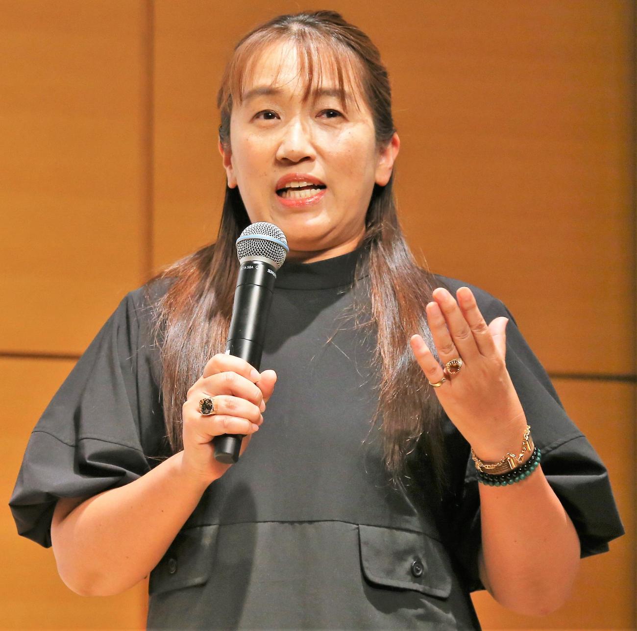 「連続ドラマW　湊かなえ『落日』」完成披露試写会でサプライズ登壇する湊かなえ氏