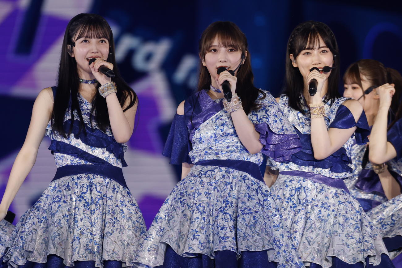 「真夏の全国ツアー2023」千秋楽でパフォーマンスする乃木坂46。左から久保史緒里、与田祐希、山下美月