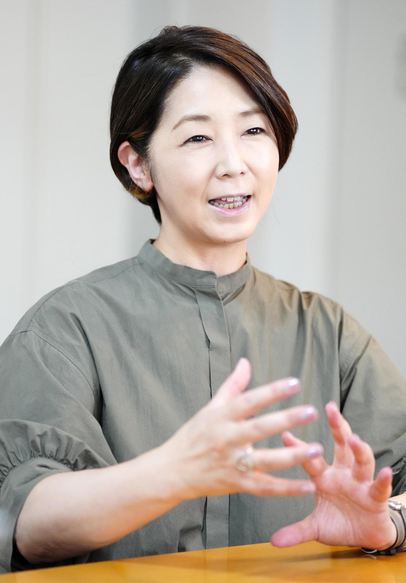 本紙インタビューに応じるフリーアナウンサーの中井美穂氏（撮影・江口和貴）