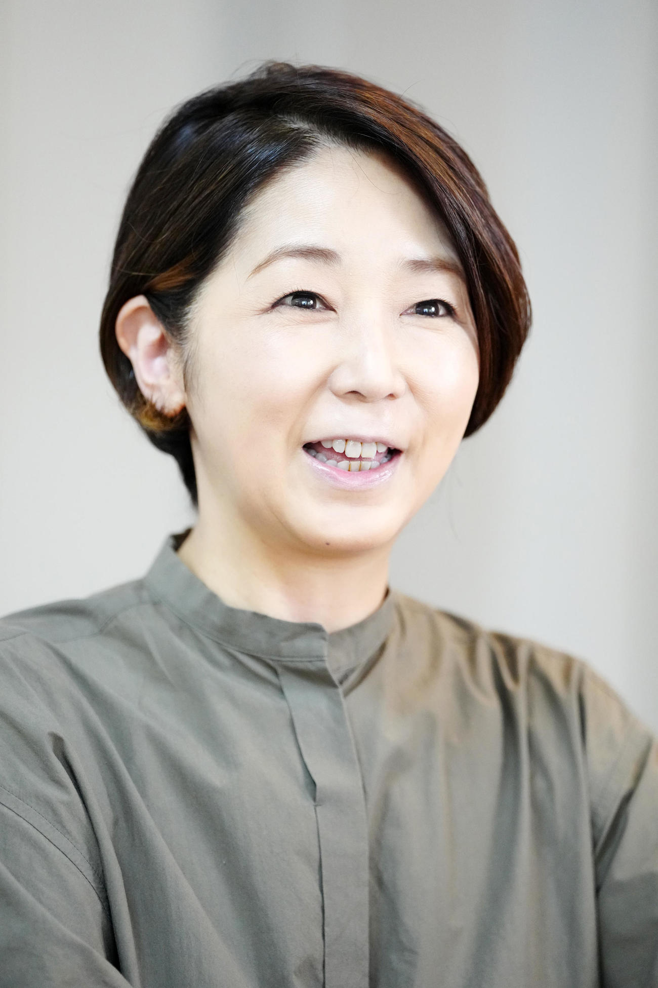 本紙インタビューに応じるフリーアナウンサーの中井美穂氏（撮影・江口和貴）