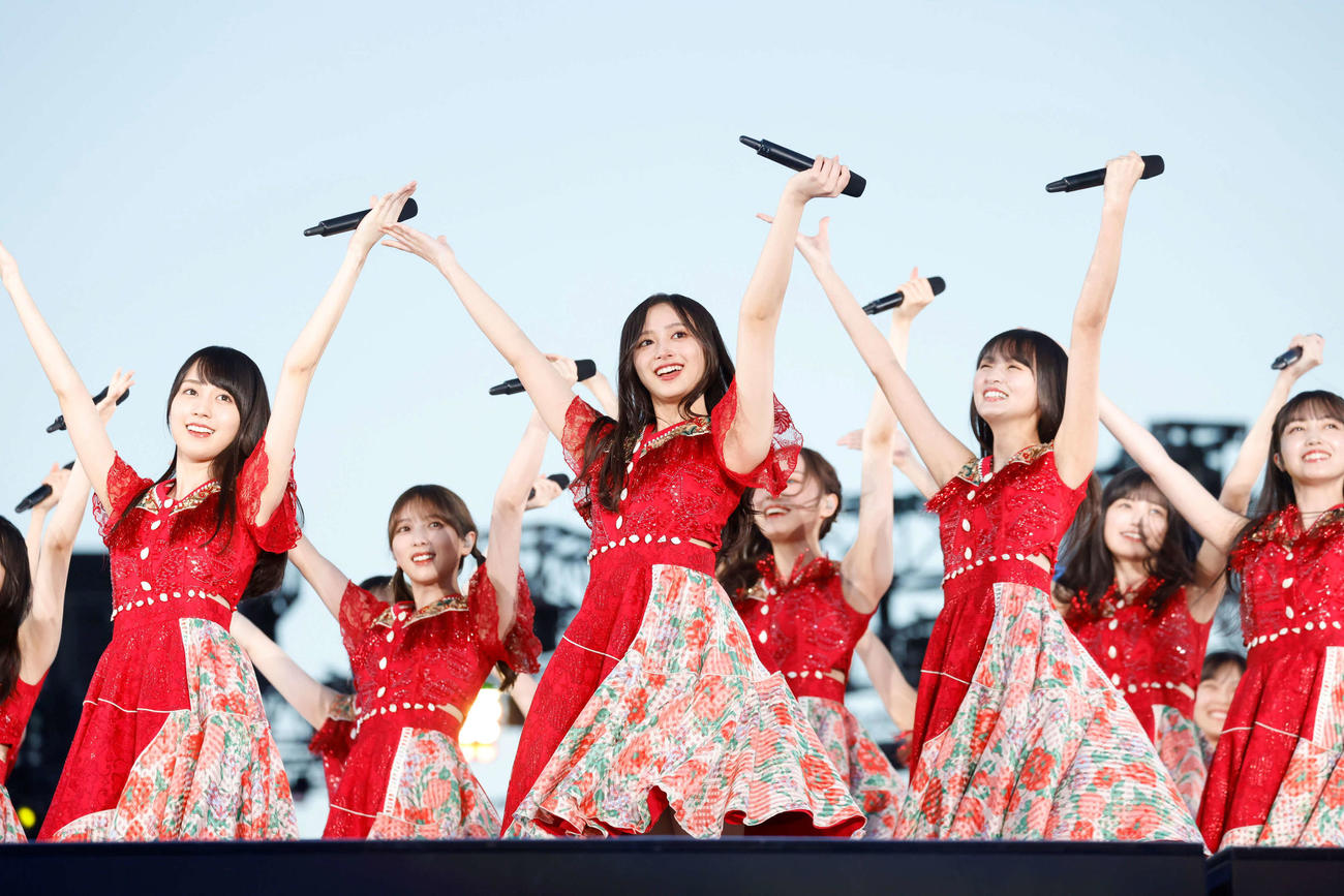 「真夏の全国ツアー2023」千秋楽でパフォーマンスする乃木坂46。前列左から賀喜遥香、井上和、遠藤さくら